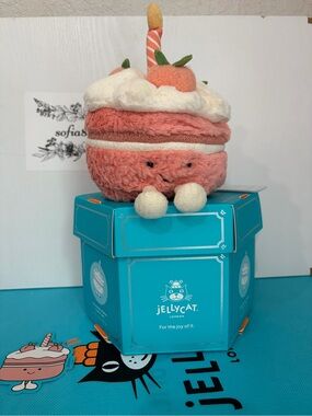 AUTHENTIC Jellycat Shanghai Melbie Peach Cake- NWT-Box Included